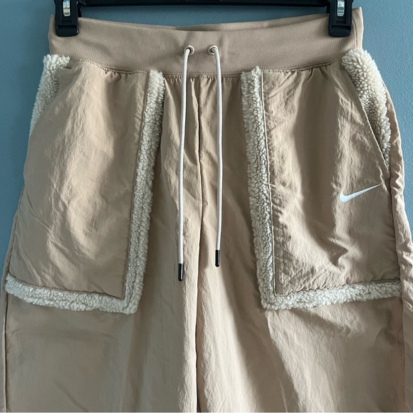 Nike Essentials Women’s Woven Sweatpants - Picture 2 of 11